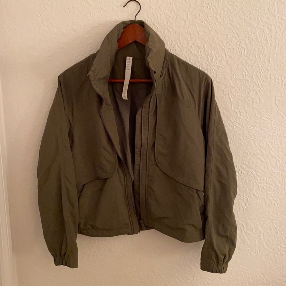 Lululemon Always Effortless Jacket size 4 Olive